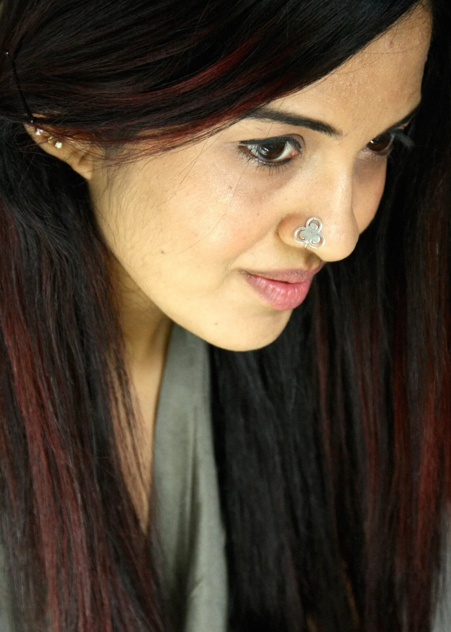Elegant, three-circle nose pin