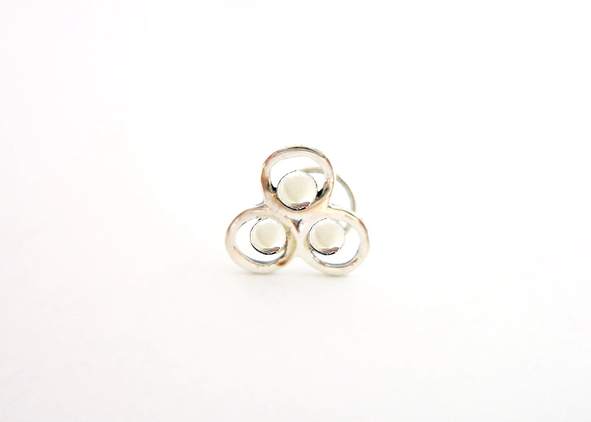 Elegant, three-circle nose pin
